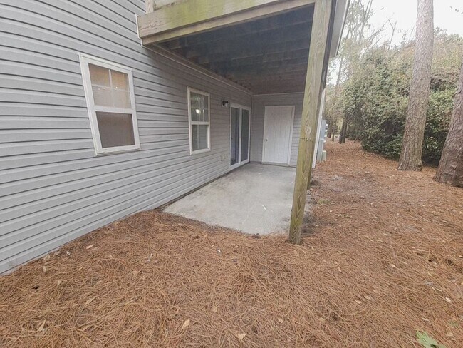 Building Photo - HAWTHORNE PARK GROUND LEVEL CONDO