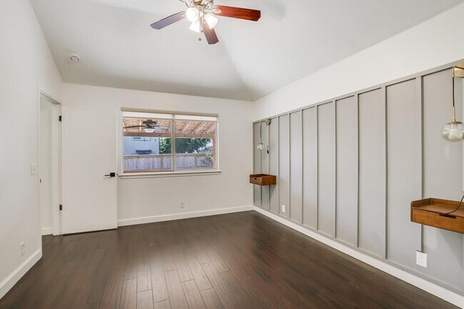 Building Photo - 906 Iris Dr