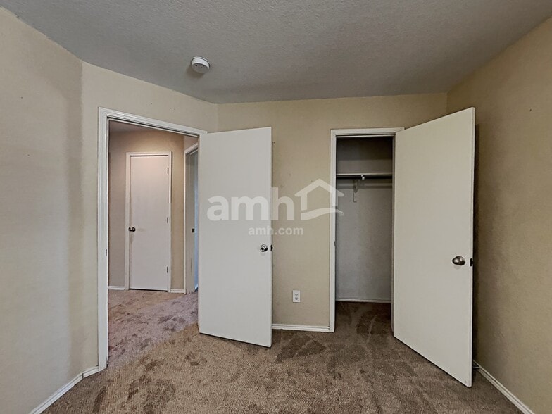 Building Photo - 1995 Kickapoo Trl