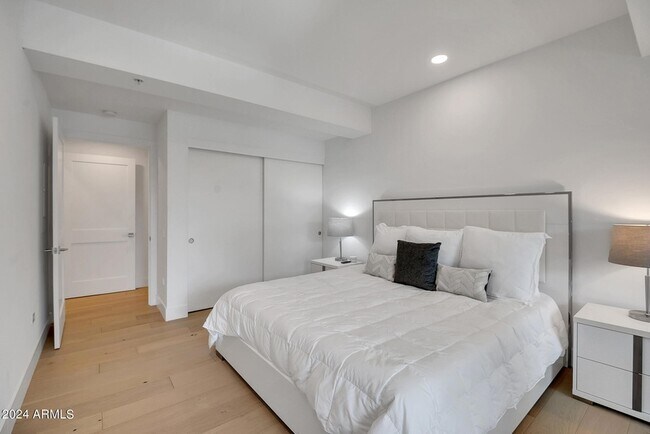 Building Photo - 7117 E Rancho Vista Dr