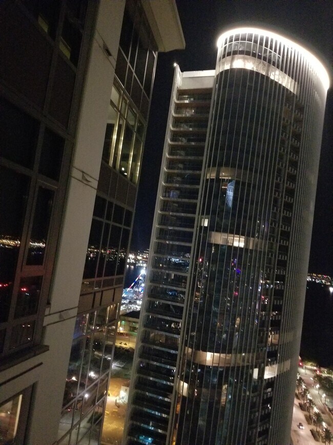 Building Photo - Electra! Spectacular Water and City views 28th floor 2bd 2ba NorthEast Corner