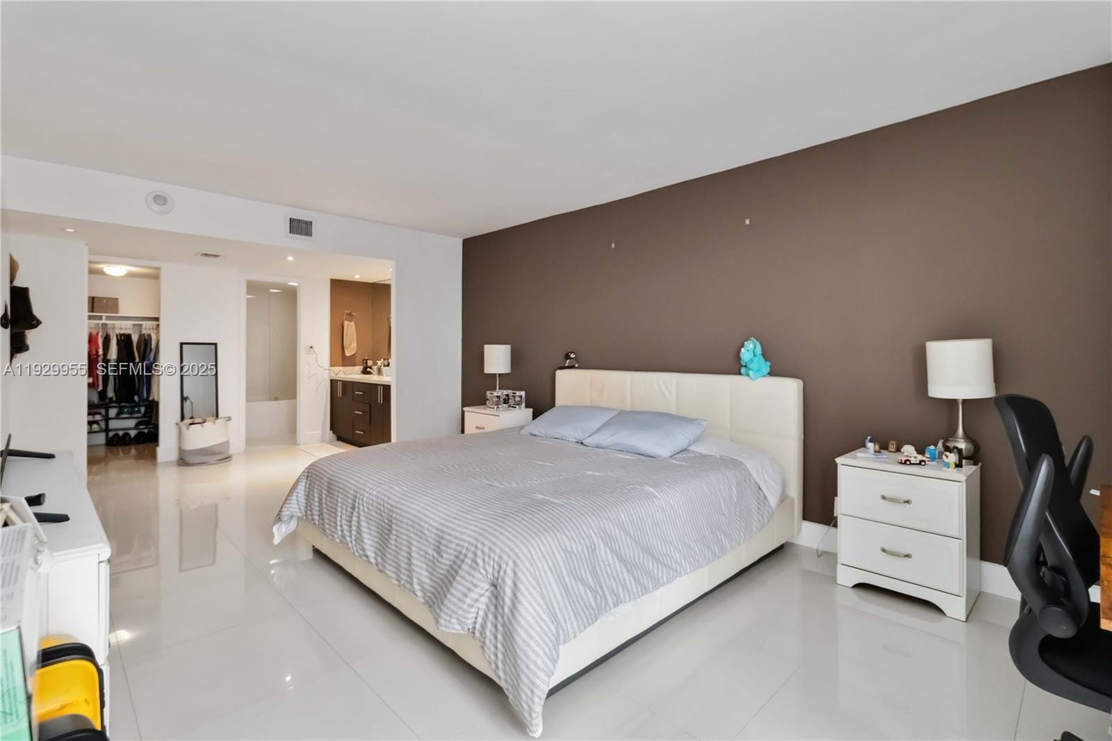 Building Photo - 100 Bayview Dr