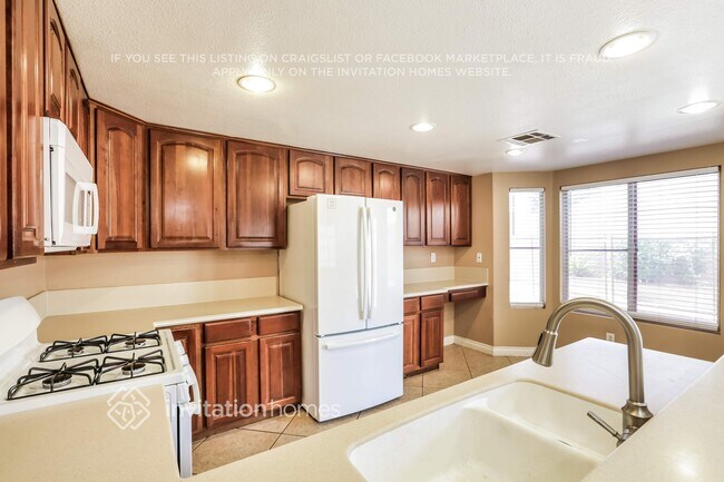 Building Photo - 5729 N Walkingstick Ln
