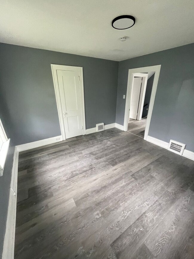 Building Photo - Section 8 Accepted! 3br 2-Story House