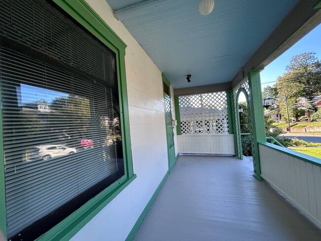 Building Photo - Spacious 3 BR home, Minutes to Medical Cen...