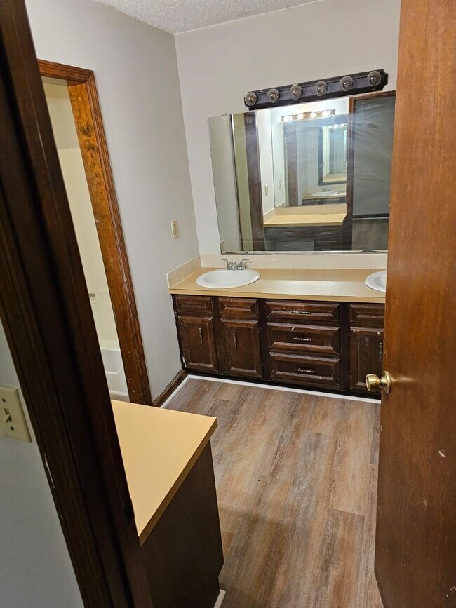 Building Photo - ****1/2 off first full of month of rent ****