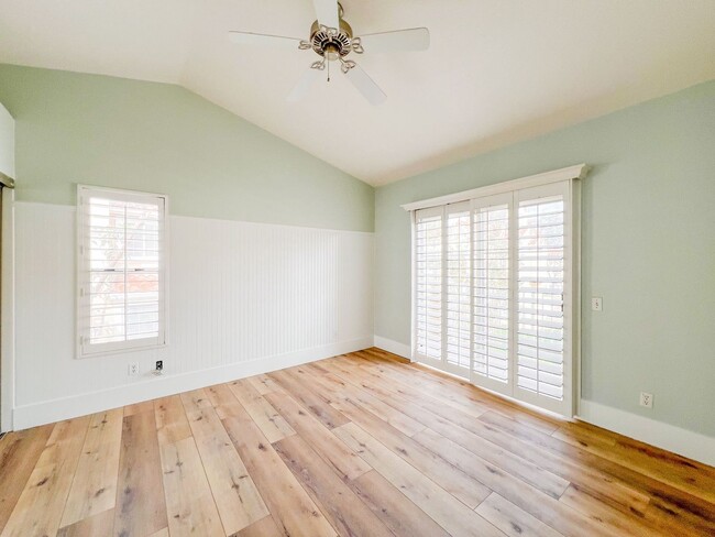 Building Photo - Tustin 2 Bed 2 Bath Home - Wood Floors - C...