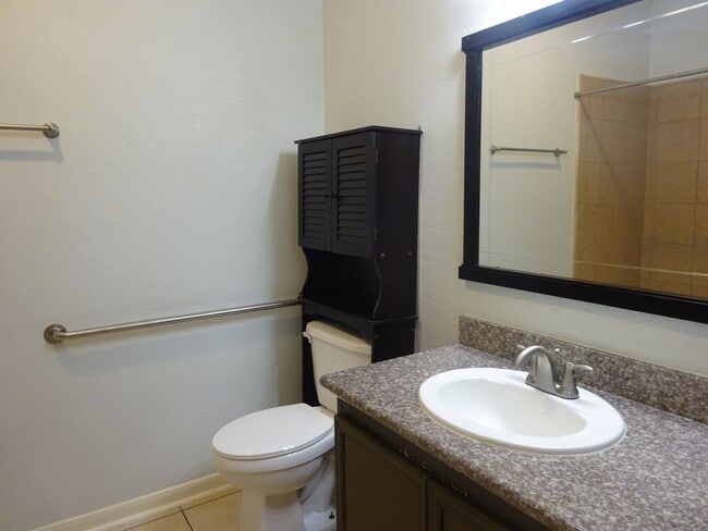 Building Photo - For Lease 1st Floor Unit | 2 Bed, 1 Bath | 860 Sq Ft | Southland Terrace Community |