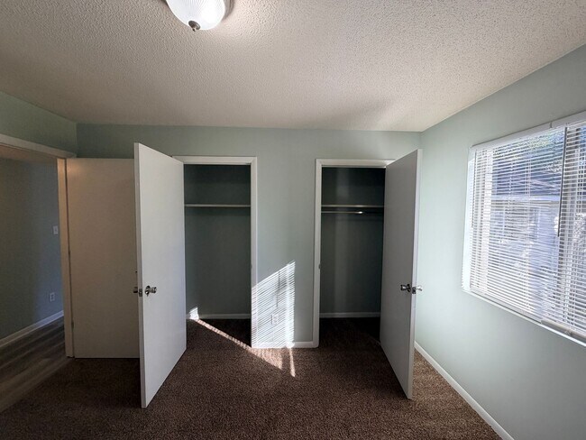 Building Photo - Check Out This 2Bedroom/1Bath Apartment!
