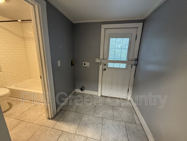 Building Photo - 1313 W Newton St