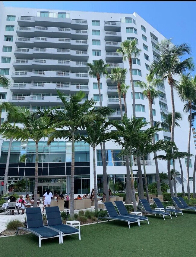 Building Photo - 2670 E Sunrise Blvd