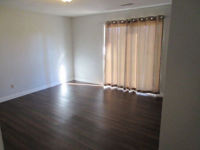 Building Photo - 452