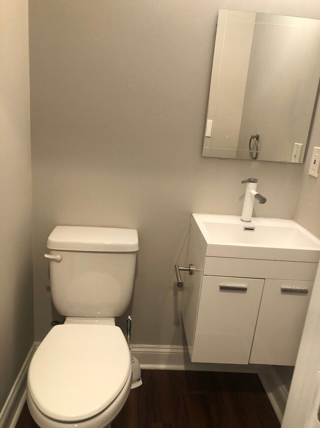 Building Photo - Beautiful 2 full bathroom (2)1/2 bathroom 2 bedroom townhouse in Baltimore City