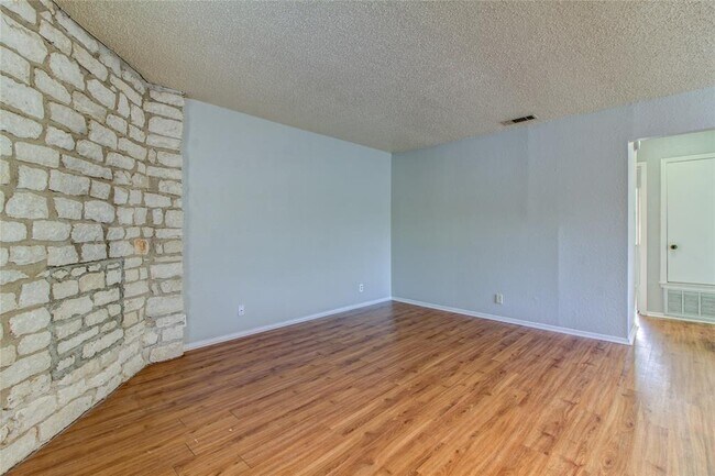 Building Photo - 400 Hedgewood Dr