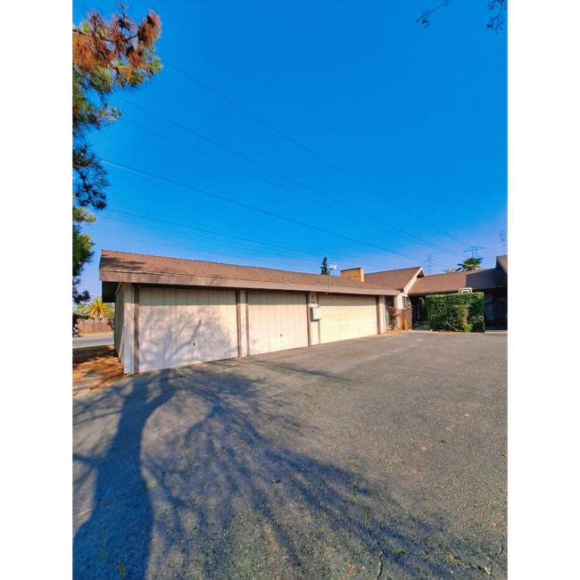 Building Photo - 4593 N Emerson Ave