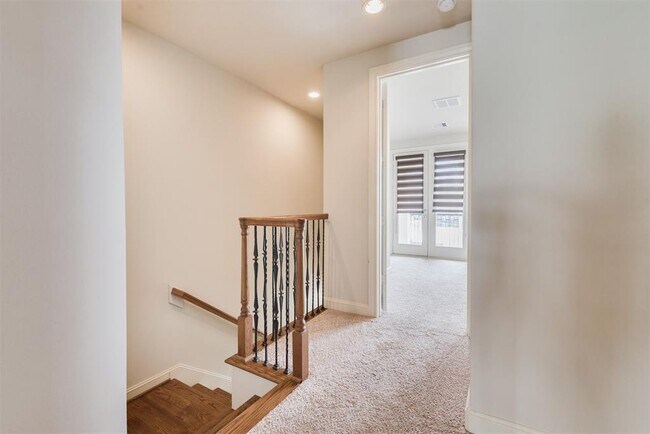 Building Photo - 619 Live Oak St