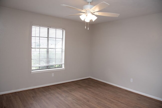 Building Photo - 804 San Saba Dr