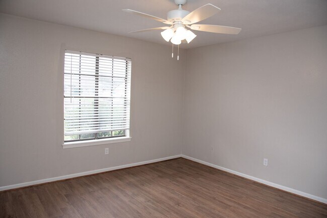 Building Photo - 813SS