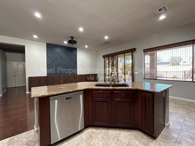 Building Photo - 774 E Maria Ln