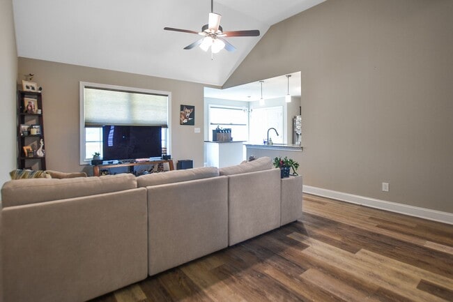 Building Photo - Pet Friendly Three Bedroom!