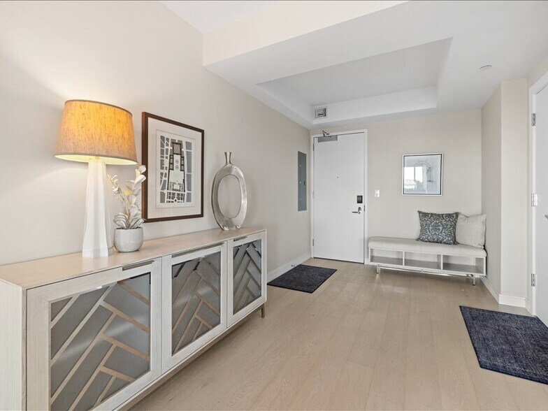 Building Photo - 110 Broad St