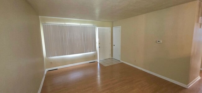Building Photo - 3 BR 2 BA 2 Living Areas! Glendale Schools!  $1295