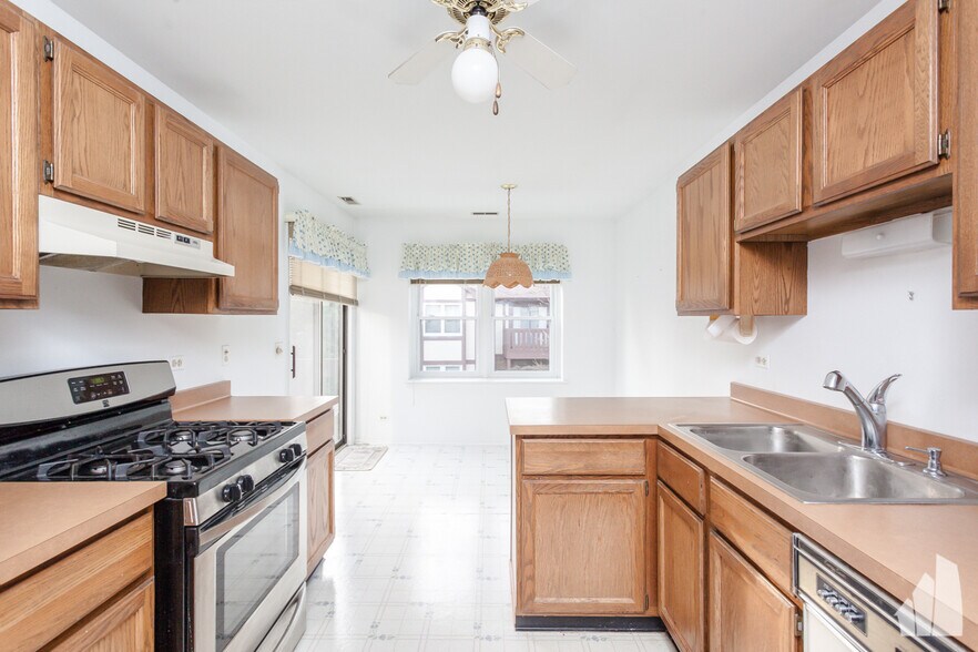 Building Photo - 2630 Northampton Dr