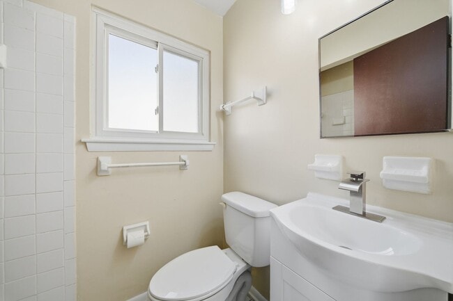 Building Photo - Spacious 4 bedroom/2 Bath Ranch Style Home