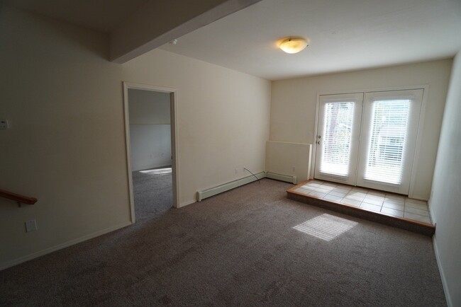 Building Photo - 3 Bedroom Eagle River Duplex!