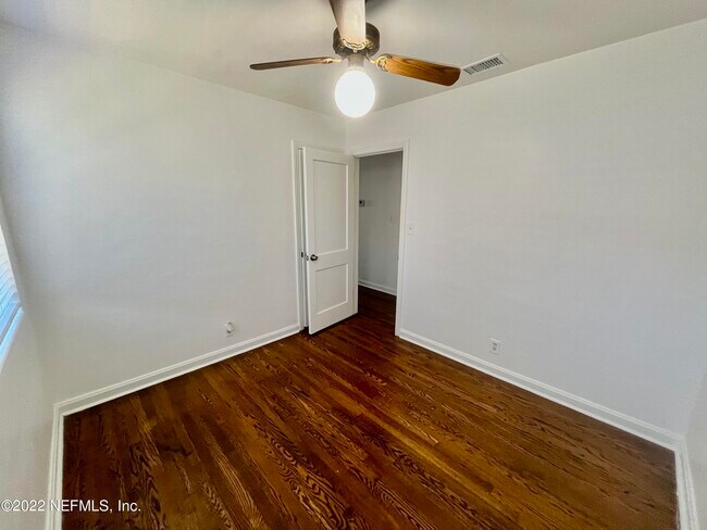 Building Photo - 2553 Myra St
