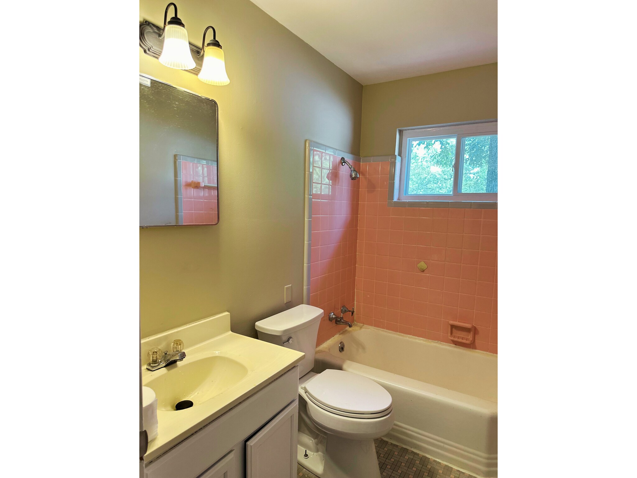 Bathroom w/ Shower/Tub Combo - 4212 N Locust St