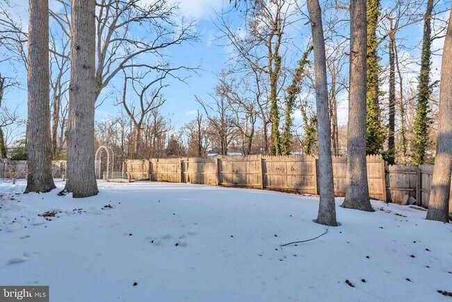 Building Photo - 1080 Crestview Dr