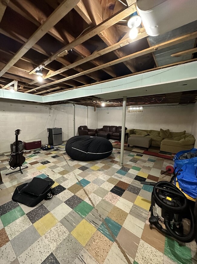 Building Photo - 4 Bed 2 Bath close to UWEC and downtown! A...