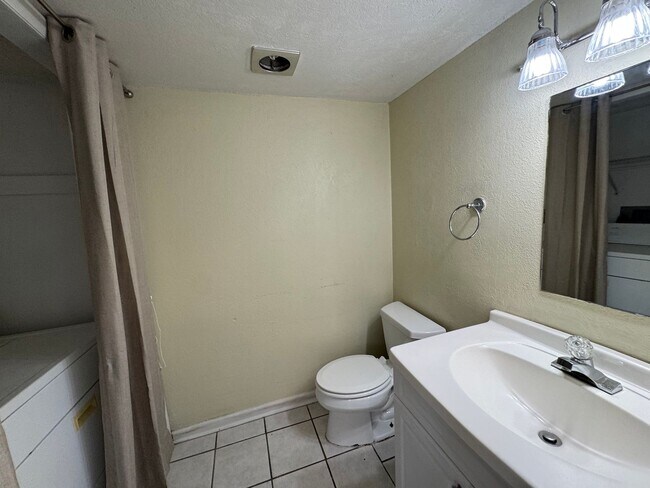 Building Photo - Lovely 2 Bedroom, 1.5 Bathroom Home in Orlando! Minutes from Top Attractions!! (Water Included!)