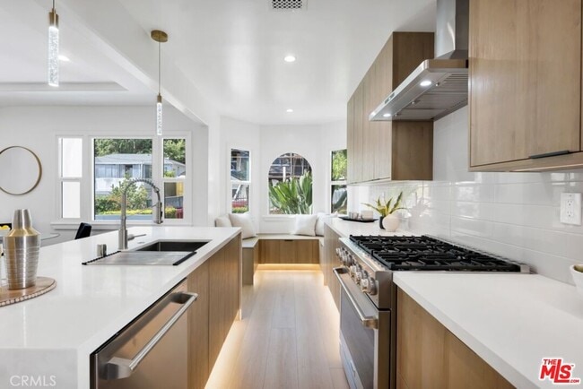 Building Photo - 2222 Valentine St