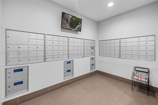 Building Photo - 665 NE 25th St