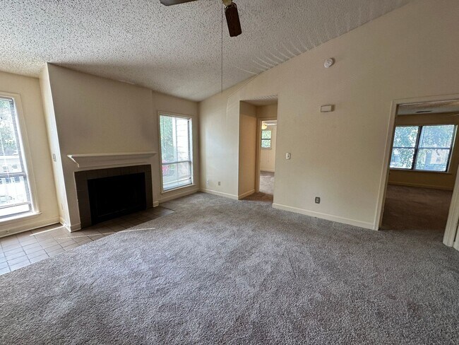 Building Photo - 2 Bedroom Condo in Deerwood Knoll