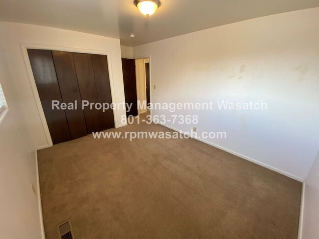 Building Photo - Spacious 3 bedroom, 1.5 bathroom condo in ...