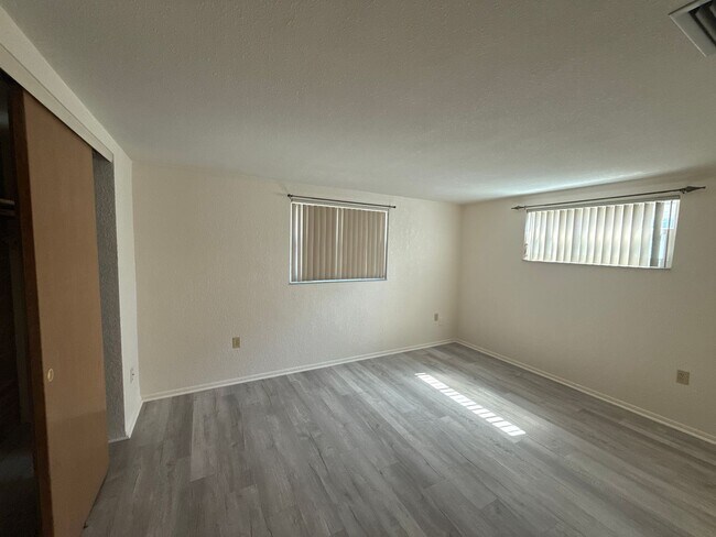 Building Photo - Beautiful 2 bedroom home with fenced in backyard
