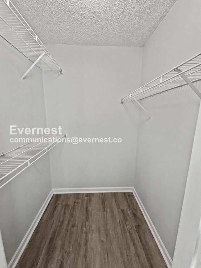 Building Photo - 3 Bed, 2 Bath Home with Off-Street Parking / Pet-Friendly / Available Now!