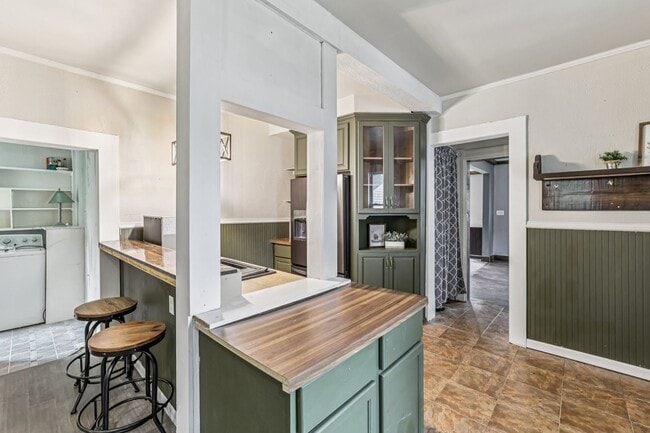 Building Photo - Charming 3-Bedroom Home with Spacious Back...