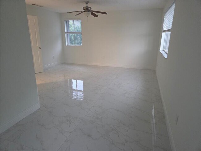 Building Photo - 7000 SW 39th Ct