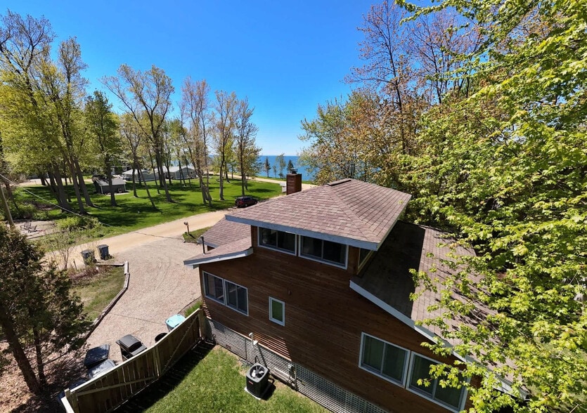 Building Photo - 643 Lakeshore Dr