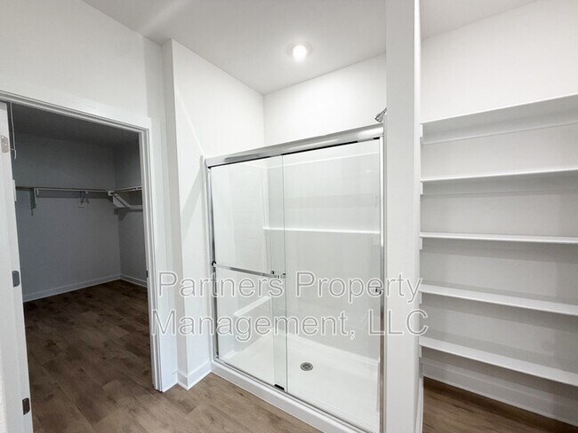 Building Photo - 509 S Neon Ave