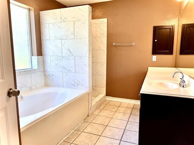 Building Photo - 22207 Falconwood Ln