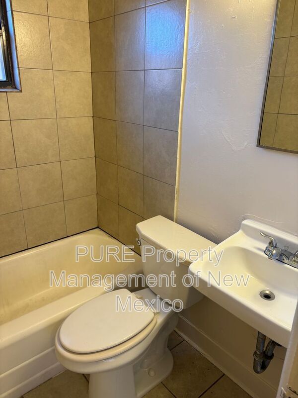 Building Photo - 124 Aliso Dr NE