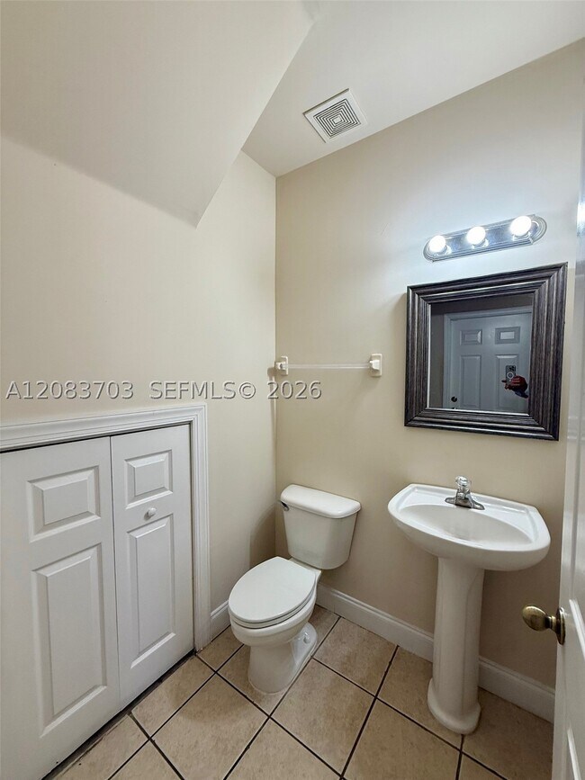 Building Photo - 2601 NE 41st Cir