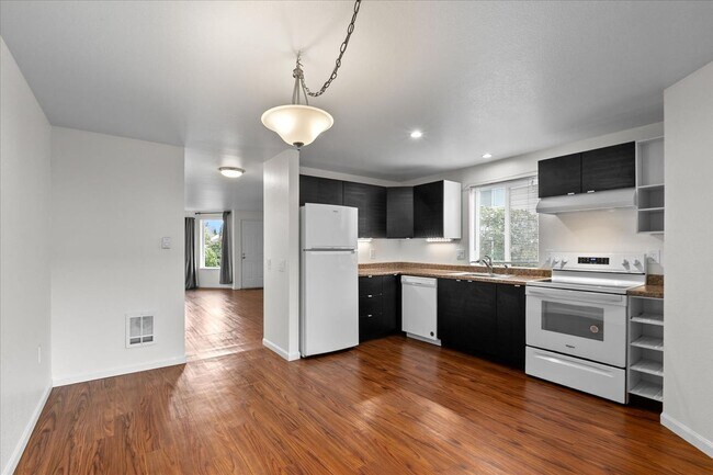 Building Photo - Monroe End Unit Townhome Unit A