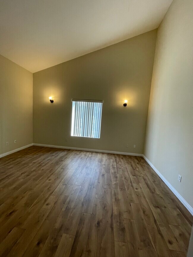 Building Photo - 13806 Vanowen St