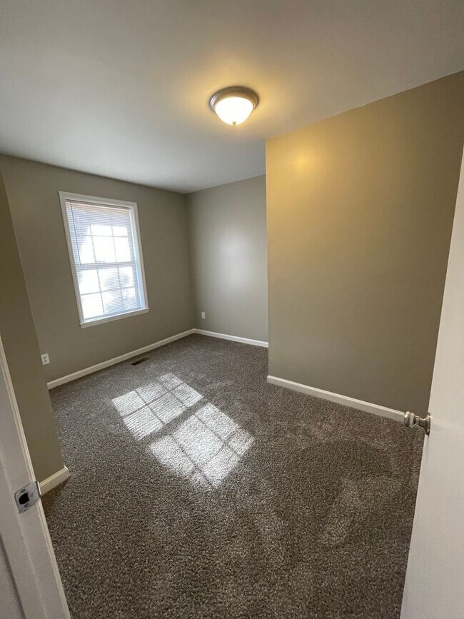 Building Photo - Adorable Brick Home!